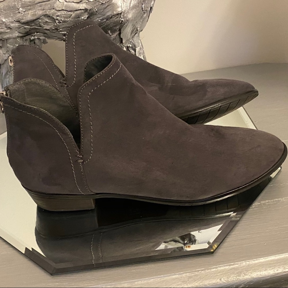 Kenneth Cole Reaction
Suede Ankle Bootie
